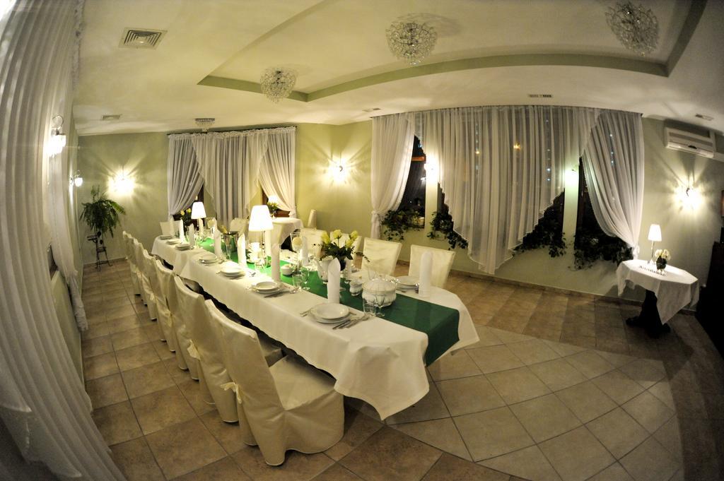 Hotel Astra Домброва-Гурнича Екстер'єр фото