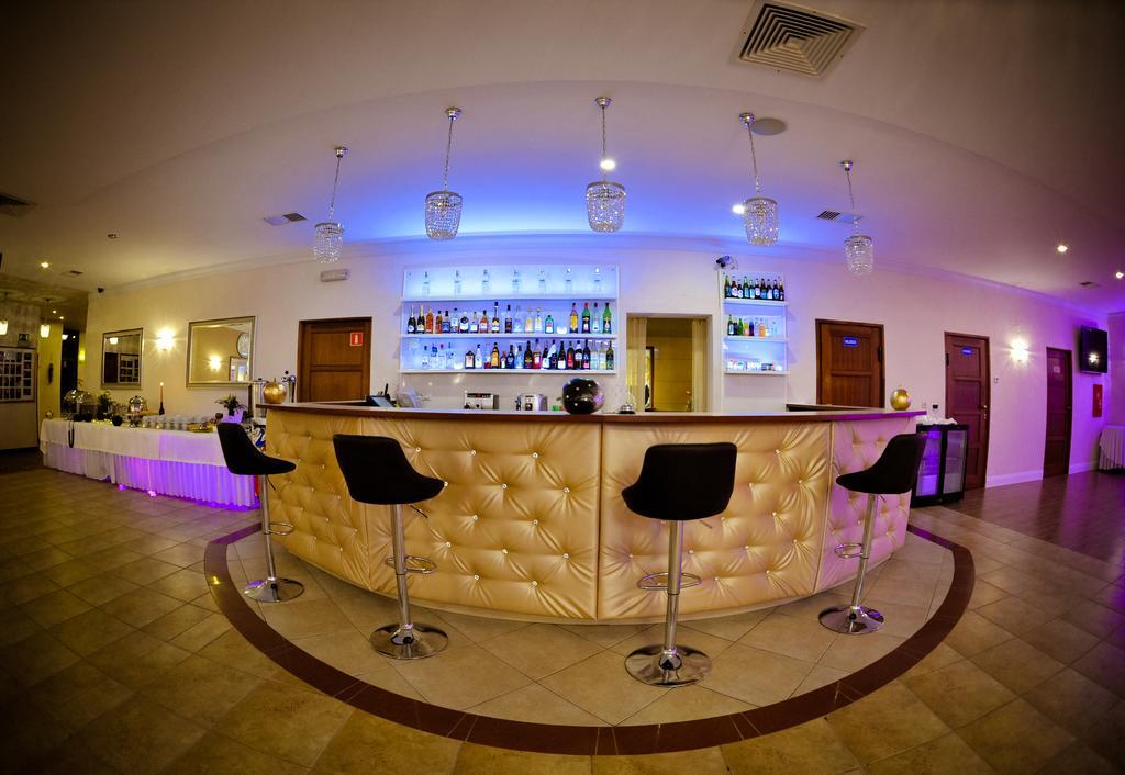 Hotel Astra Домброва-Гурнича Екстер'єр фото